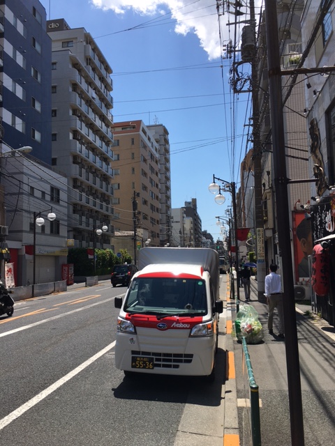 横浜市内のアトリエから東京都内のバーカンターの資材等を配送