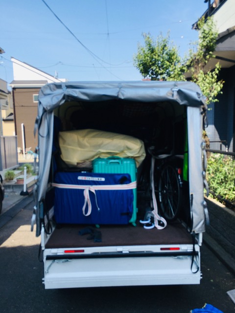 午前中相模原市内で単身引越を行い、午後から仲間の赤帽さんと2台で横須賀市の４階の建物から、横浜市港北区の４階の建物まで単身引越を行いました。４階までのエレベーターがなく汗だくになりながらの作業となりましたが無事完了する事が出来ました。