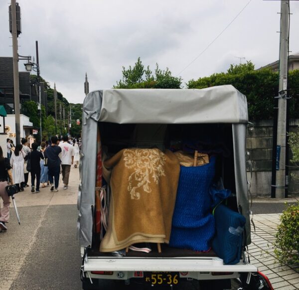 今日は午前中都内で食品の定期配送を行い、午後から鎌倉の小町通りのお店から閉店に伴う資材、商品等を横浜市磯子区のご自宅まで配送致しました。お店を34年間やっておられたとうかがいました。長い間お疲れさまでした。荷物が多かったですが一回で積む事が出来て良かったです。