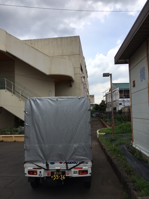 本日は横浜市旭区、瀬谷区の学校へ給食関連の食品の配送を19箇所へ行いました。
