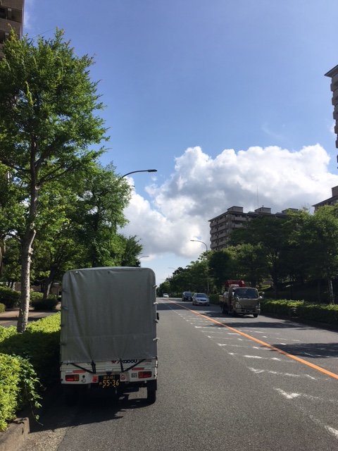 本日は仲間の赤帽さんと仏壇を横浜市南区のお寺まで配送後、2台で2メートルのタンス2本と1メートル45センチのタンス1本を逗子市まで配送致しました。仲間の赤帽さんの協力で無事配送を完了する事が出来、ご依頼者の方も喜んでくださいました。高さの高いタンスの配送も受けたまりますのでお気軽にご相談ください。