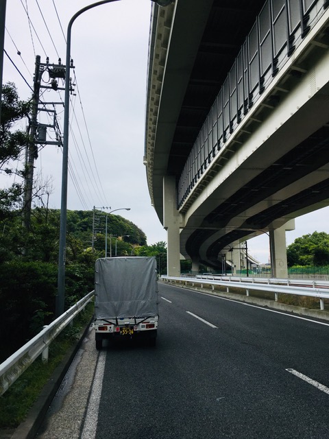 本日は午前中東京都内で食品の定期配送を行い、午後から横浜市戸塚区から港北区まで単身引越を行いました。朝は凄い雨でしたが、午後の引っ越し作業時は雨が止み助かりました。定期配送、単身引越のご相談御座いましたらお気軽にご連ください。