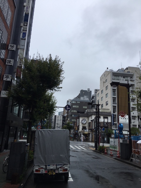本日は午前中東京都内で食品の定期配送、午後から仲間の赤帽さんからのご依頼で車3台で家財処分の為の配送を行いました。生憎の雨模様でしたが無事完了する事が出来ました