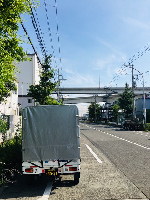 朝一番で横浜市中区から引き取った建設用資材を千葉県印西市の建設現場まで緊急配送を行い、横浜に戻り夕方から仲間の赤帽さんと一緒に引越し見積もりを行いました。