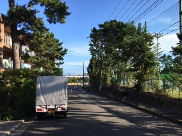 今日は早朝から埼玉県草加市から川崎市中原区まで単身引越を行い、午後から横浜市から厚木市、小田原市まで部品の配送を行いました。今日は東名高速等遠方への道路は大渋滞でしたが、帰り国道134号線で江の島を通りましたがオリンピックで江の島に規制がある事もあり渋滞がありませんでした。