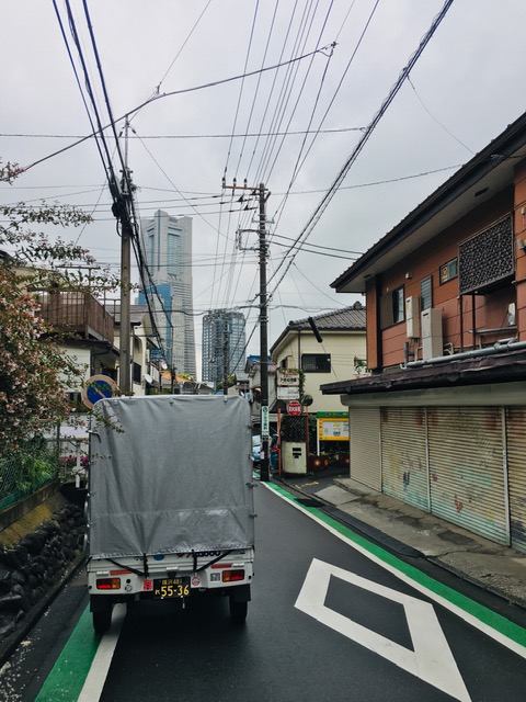 今日は仲間の赤帽さんからのご依頼で赤帽仲間4台で、表彰されたへの賞状、記念品のセッティング作業と午前中行い、午後から横浜市中区、西区、南区20箇所へ配送を行いました。ご依頼頂き感謝です。途中こんなところからもランドマークが見えるとびっくりでした。