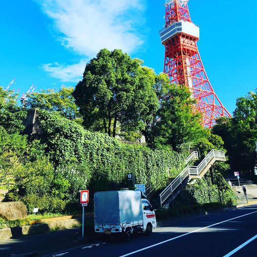 早朝に第三京浜⇒下道で埼玉県吉川市まで配送する机、椅子を引取りに行きました。お盆なのか朝は道が空いていました。（早朝行きの道中の写真です）引取後川崎市高津区⇒東京都品川区⇒東京都中央区⇒東京都大田区⇒茅ケ崎市の5箇所へ無事配送しました。複数箇所への配送も受けたまります。