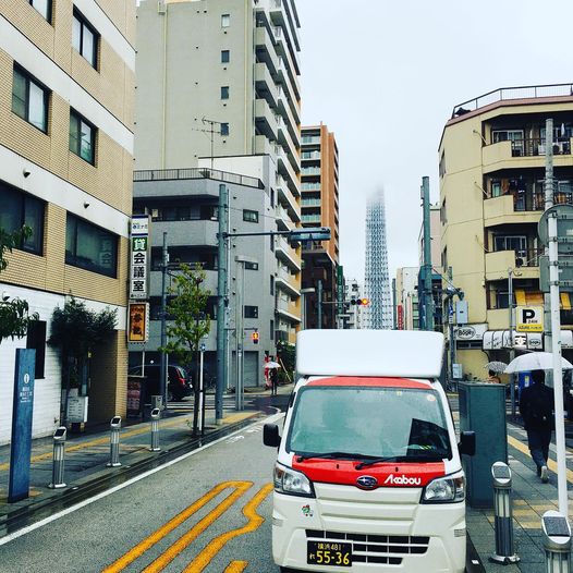 川崎市川崎区の倉庫で引き取った照明機器を墨田区の建設現場まで配送しました。スカイツリーすぐそばでしたが雲がかって上のほうが見えませんでした。