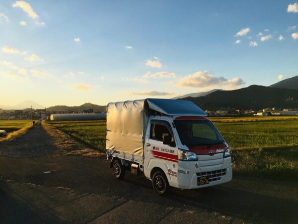 本日は朝一番で東京都内でパンの配送、横浜市港北区内でお弁当の配送を行い午後からは秦野市内で単身引越を行いました。