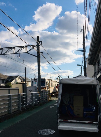 朝一番で横浜市内でユニットバスのスポット配送を行い、お昼から横須賀市の集合住宅1階から目黒区の集合住宅２階まで単身引越を行いました。