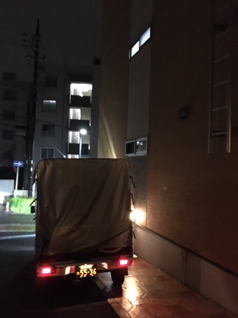 本日は仲間の赤帽さんと3台で横浜市青葉区の集合住宅1階から埼玉県川口市の集合住宅4階へ引越作業を行いました。こちさの試算より荷物が多く作業が夜まで掛かってしまいお客様にはご迷惑をお掛けしました。今回の経験をいかしてこの様なことが内容今後更なる努力が必要だと反省しました。
