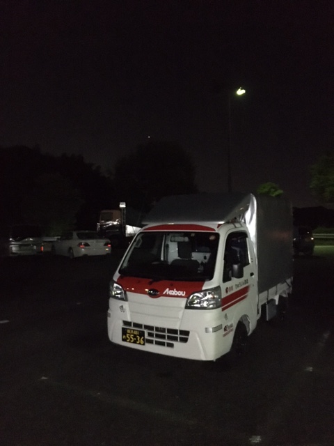 本日は川崎市でお預かりした荷物を3台で足立区まで配送し、午後から横須賀市にて2台で引っ越しを行いました。複数台数の手配も可能です。