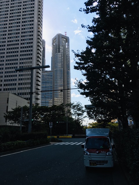 本日は仲間の赤帽さんの依頼で3台で横浜市西区の事務所から新宿区まで移転の作業、配送を行いました。