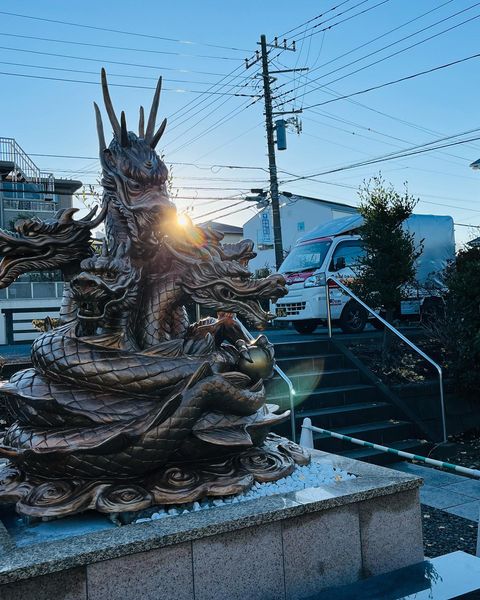 本日は鎌倉市で仲間の赤帽さん3台と建設現場の資材搬入作業を行い、午後から事務所資材の引越を行いました。朝仕事前にりゅうじん急送の守り神である鎌倉にある龍口明神社参拝しました。