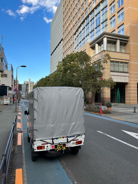 本日はオーダー家具を横浜市都筑区の工場から引取り横浜市青葉区建設中の一軒家まで配送、午後から川崎市高津区の物流センターで引き取った精密機械を品川区まで配送しました。