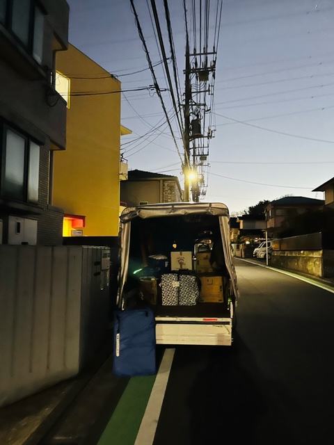 本日は早朝からお客様のトラックを運転代行にて川崎市の営業冷蔵庫から食品を引き取り横浜まで配送、お昼から横浜市西区から南区まで引越、夕方から横浜市青葉区内で引越を行いました。