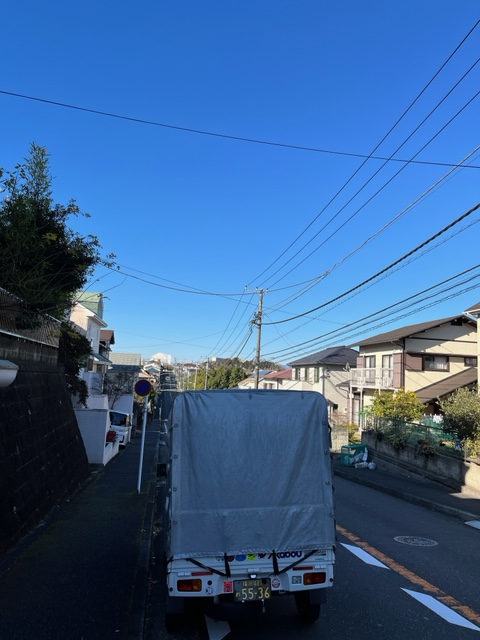 本日は午前中横浜市内で10箇所への配送を行い、午後から葉山市から鎌倉市までの単身引越を行いました。