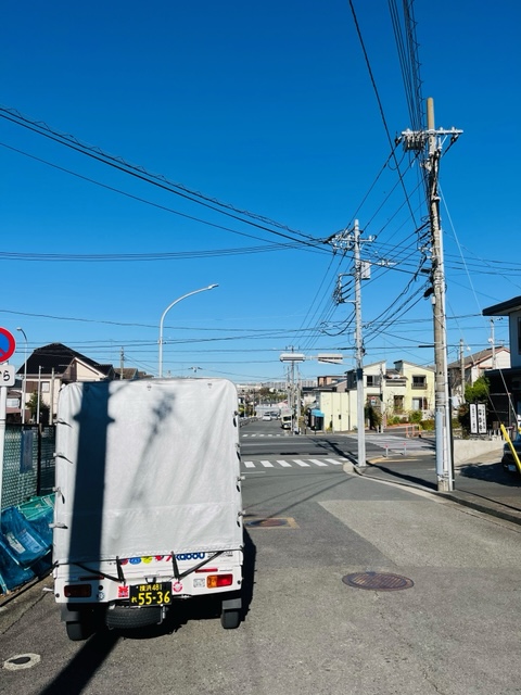 本日は早朝横浜市戸塚区の2箇所で引き取った建設資材を厚木市まで緊急配送を行い、その後綾瀬市の工場で引き取った輸出する機械を引き取り横浜市中区の倉庫まで配送致しました