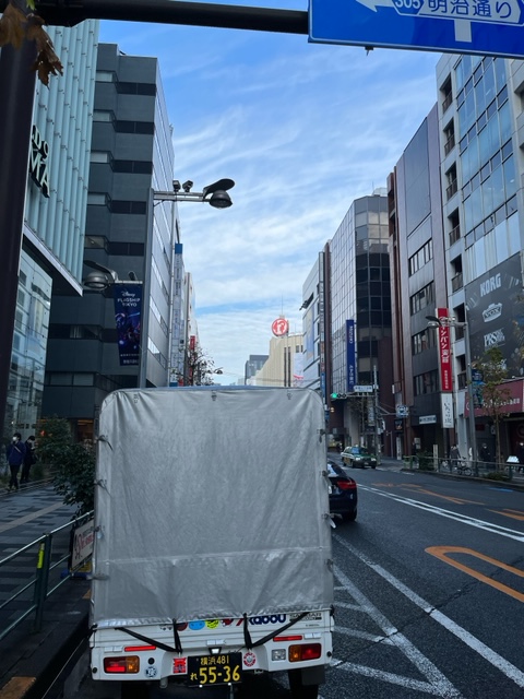 本日は午前中蒲田から新宿まで食品の定期配送を行い、お昼から横浜市神奈川区でお預かりした荷物を中野区まで緊急配送しました。