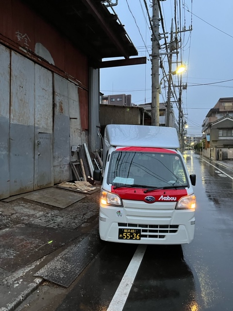 本日は早朝に大田区から引き取った建築資材を鹿嶋市まで配送、夕方から葉山町から鎌倉市まで引越を行いました。