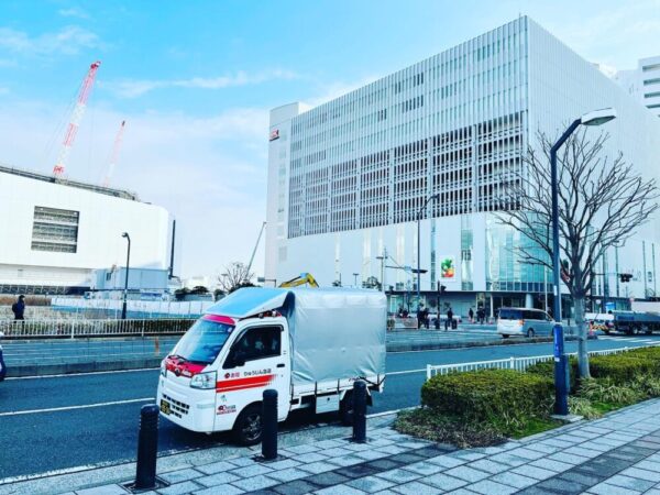 本日は朝一番で横浜市都筑区の物流業者のセンターで引き取った建設資材を横浜市西区みなとみらいの現場まで緊急配送、鎌倉市で引き取ったアンティークのひな人形を国立市までお届けしました。