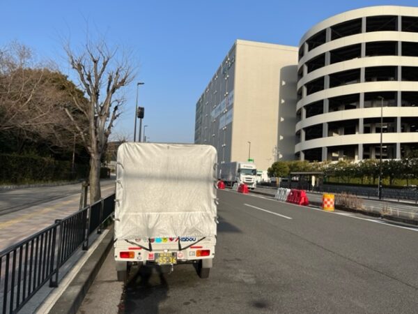 本日は前日横浜市金沢区でお預かりした建設機材を麻布十番の建設現場まで配送、夕方から都内で食品の定期配送を行いました。