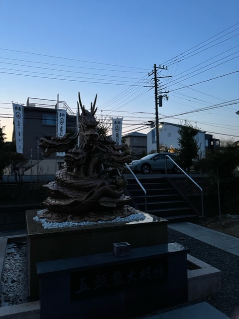 本日早朝龍口明神社にお参りに行き、午前中横浜市港北区から港区までの引越を仲間の赤帽さんと2台で行い、夕方から食品の定期配送を都内で行いました。