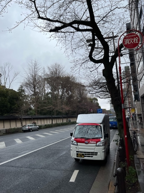 本日は朝一番で運送会社のセンターで引き取った資材を建設現場までお届けし、午後から横浜市金沢区で引き取った建設機材を千代田区まで配送しました。