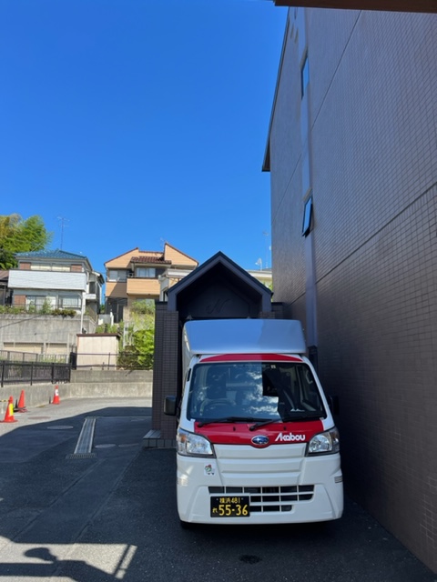 本日は横浜市港北区の事務所でお預かりした事務機器を静岡県の事務所まで配送致しました。