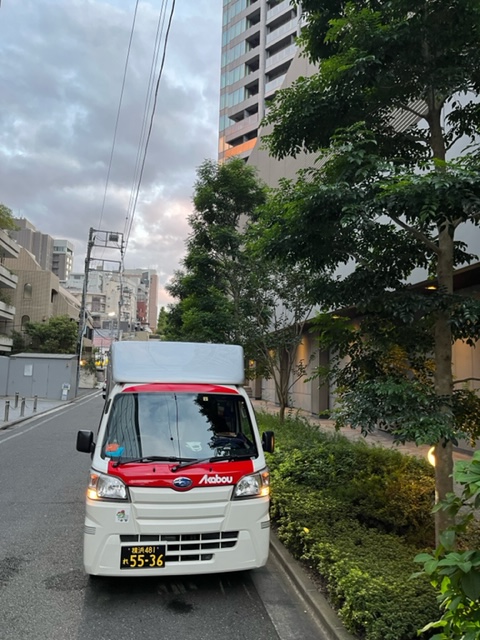 本日は午前中藤沢市から川崎市幸区まで単身引越を行い、午後から東京都港区のマンションのリホーム現場から残った資材等の搬出を行いました。