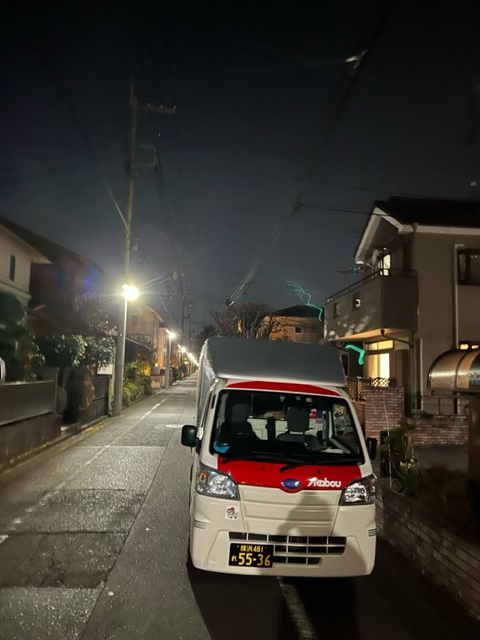 本日は鎌倉市でお預かりした机とその他の家財を国立市まで配送しました。