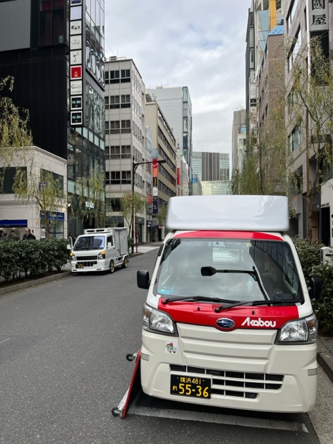 本日は午前中銀座の店舗でおあずかりしたタンス等を横浜市保土ヶ谷区の店舗まで配送、午後から鎌倉市の高齢者施設から逗子市の施設までの引越を行いました。