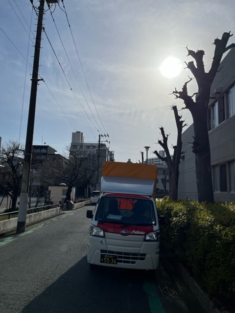 本日は横浜市内で午前中催事の搬入、午後部品の配送、夕方催事の搬出を行いました。