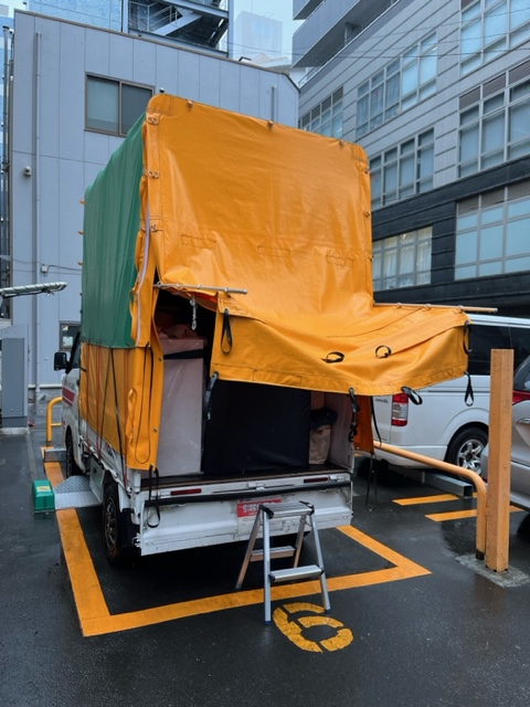 本日は朝から八王子市から墨田区までの単身引越、午後から催事の荷物を横浜市中区で搬出して港南区の別会場に搬入しました。