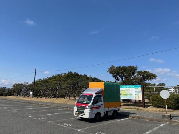 本日は藤沢市で引き取った給食関連の荷物を茅ケ崎市の小学校まで配送しました。午後から明日の荷物を引き取りまで時間があったので辻堂のパーキングにトラックを停めて海岸を散歩しました。