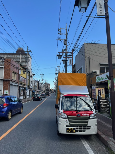 本日は横浜市戸塚区で引き取ったエアコンと室外機を川越市の取り付けする店舗までお届けしました。