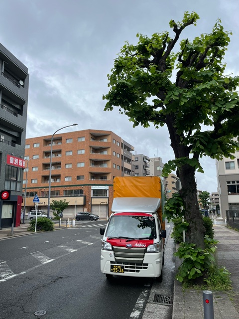 本日は横浜市都筑区でイベントの資材を搬出して次の会場まで搬入、午後から横浜市港南区から保土ヶ谷区、神奈川区、西区の3店舗に緊急配送を行いました。