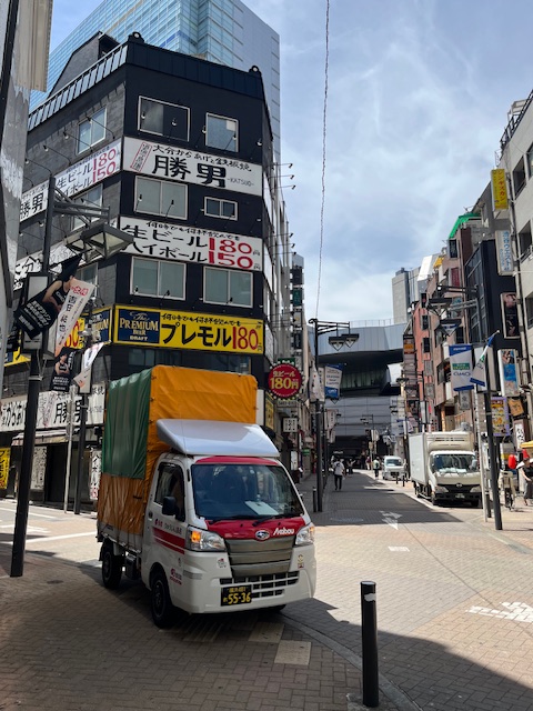本日は横浜市中区でお預かりした荷物を渋谷区の店舗まで緊急配送しました。