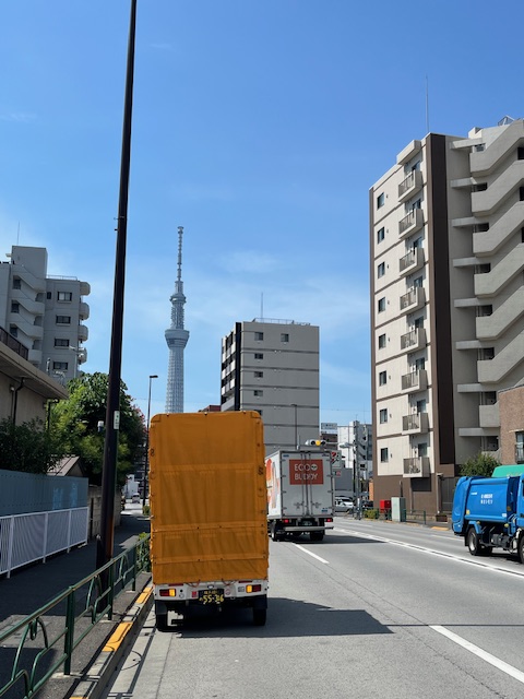本日は横浜市戸塚区でお預かりした電機資材を足立区の現場までお届けしました。