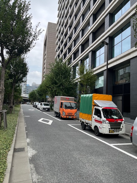本日は書籍を鎌倉の店舗から千代田区の古本市の会場まで配送しました。