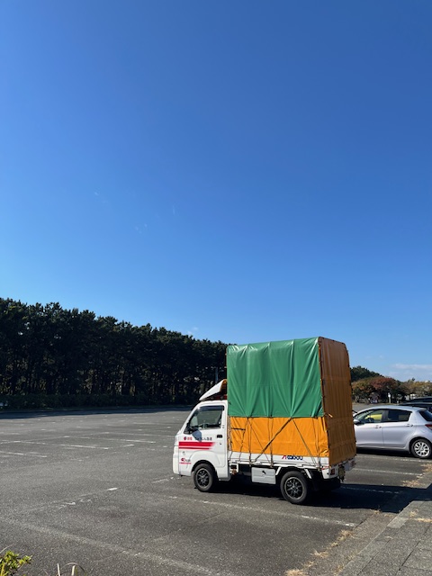 本日は平塚市と茅ケ崎市の小学校に給食関連の配送を行いました。