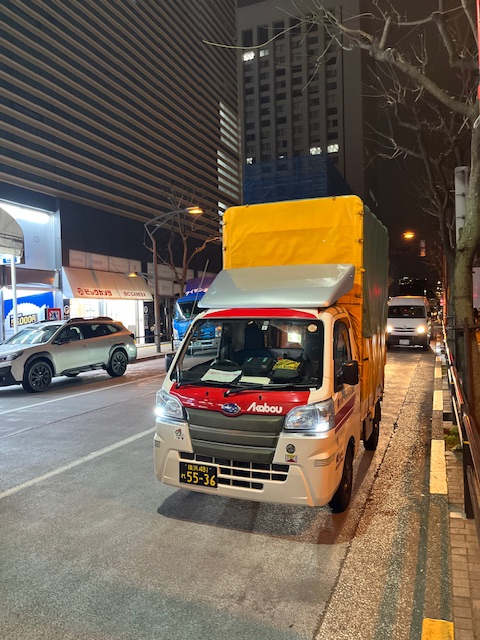 絵画を横浜市保土ヶ谷区のアトリエから千代田区の展示会場まで往復配送しました。