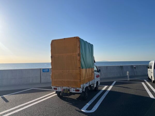 本日は小田原市の物流会社で引き取った建設機材を中井町まで配送しました。