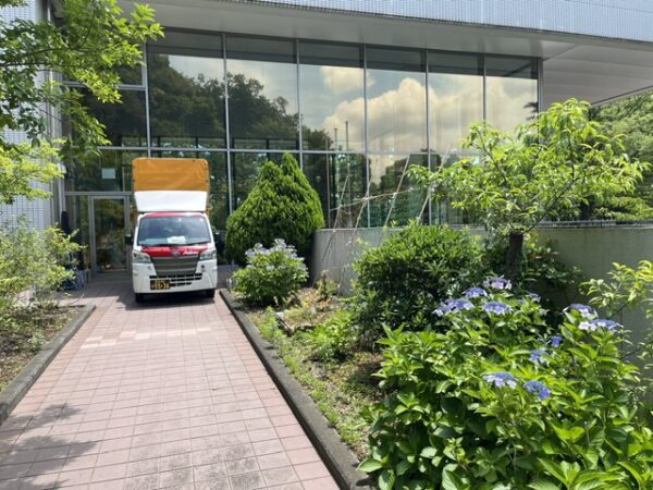 本日は横浜市金沢区内の小学校まで遠足先からリュックの配送を行いました。