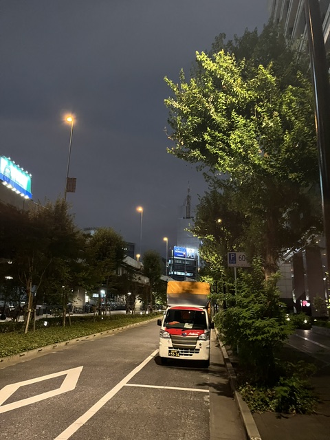 本日は新規のお客様のご依頼で鎌倉市でお預かりした撮影用の資材を港区の会社までお届けしました。